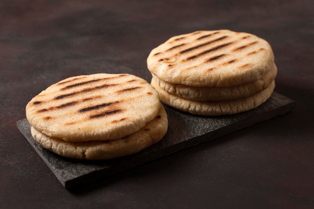 Delicioso arranjo de arepas grelhadas