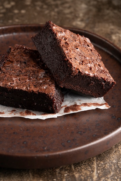 Delicioso arranjo de brownies no prato