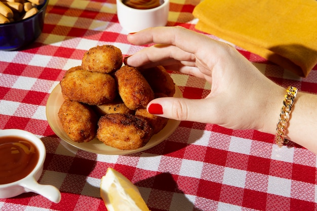 Delicioso arranjo de croquete frito