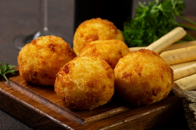 Delicioso arranjo de croquetes de comida frita