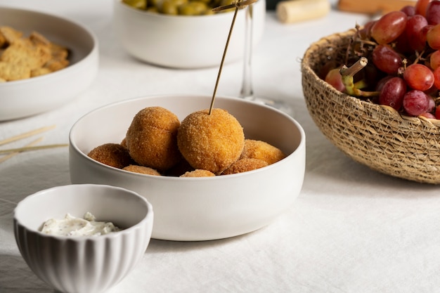 Delicioso arranjo de croquetes espanhóis