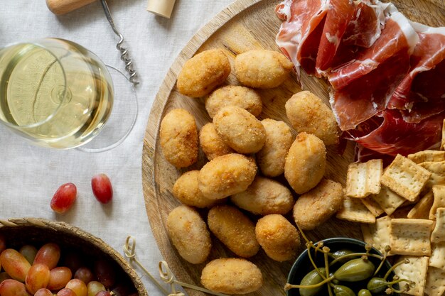 Delicioso arranjo de croquetes espanhóis