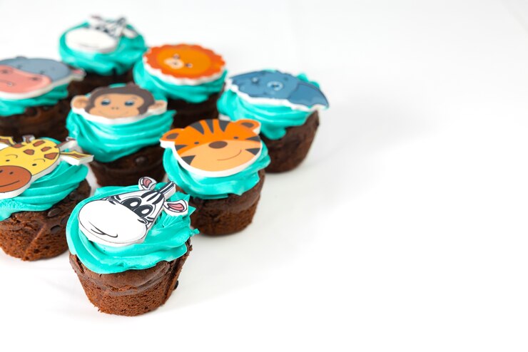 Foto grátis delicioso arranjo de cupcakes de festa safari