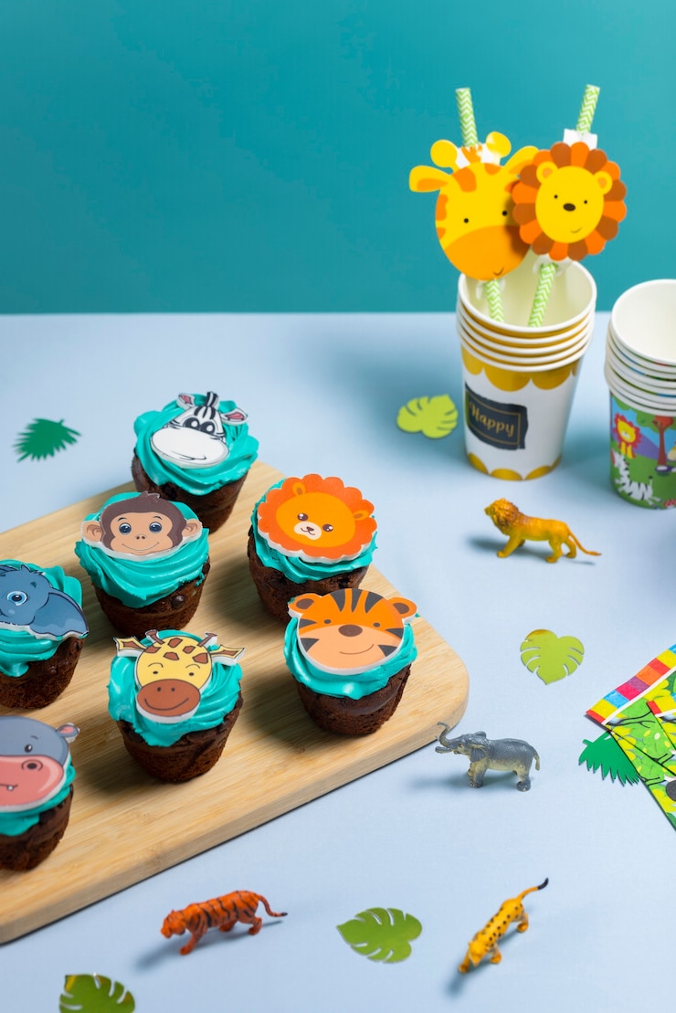 Foto grátis delicioso arranjo de cupcakes de festa safari