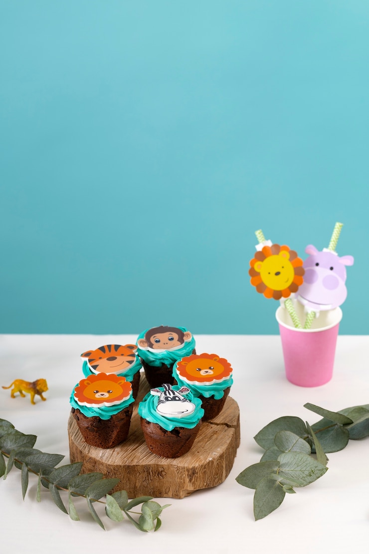 Foto grátis delicioso arranjo de cupcakes de festa safari