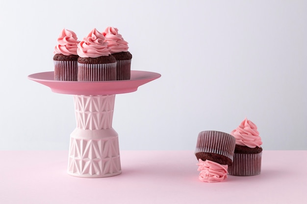 Foto grátis delicioso arranjo de cupcakes