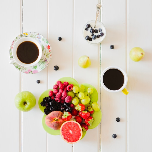 Delicioso arranjo de frutas e café