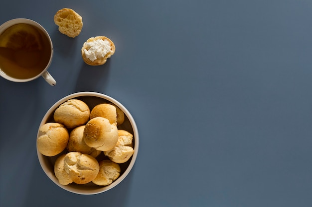 Foto grátis delicioso arranjo de pão de queijo