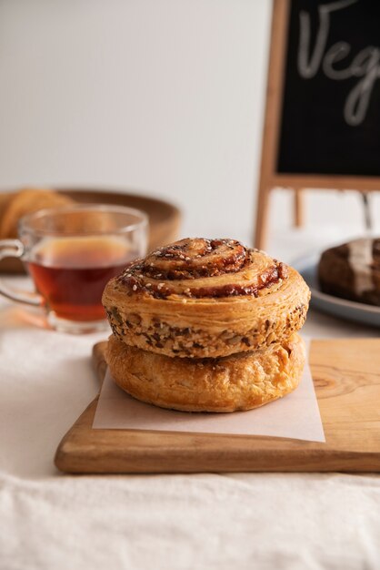 Delicioso arranjo de produtos assados veganos
