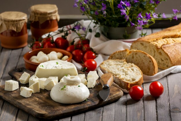 Delicioso arranjo de queijo fresco