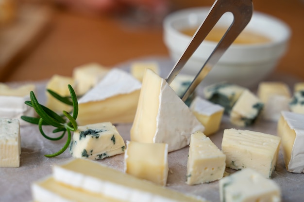 Foto grátis delicioso arranjo de queijo na mesa