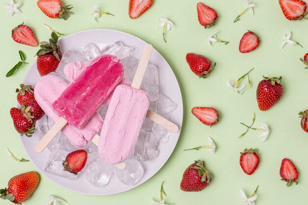 Delicioso arranjo de sorvete de verão e fatias de morangos