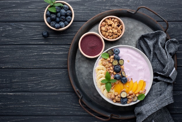 Delicioso arranjo de tigela de açaí com espaço de cópia