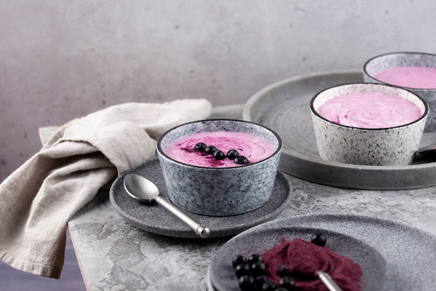 Delicioso arranjo doce de açaí na tigela