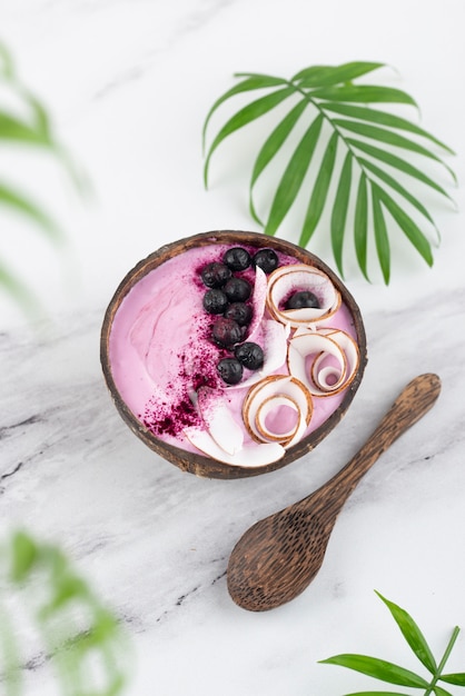 Foto grátis delicioso arranjo doce de açaí na tigela