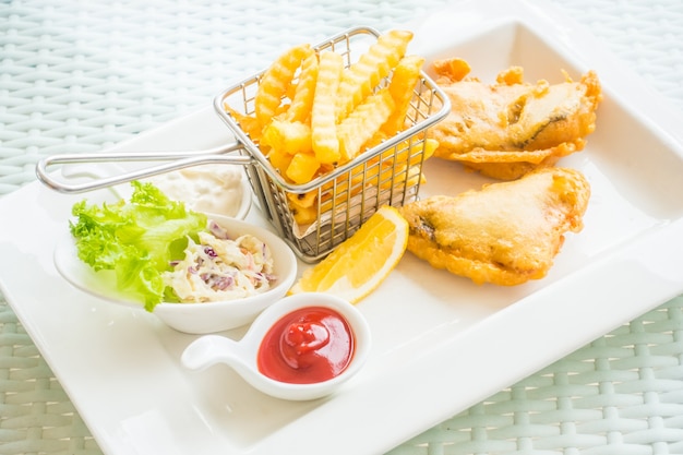 Delicioso bacalhau frito com batatas fritas