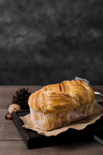 Foto grátis delicioso bolo artesanal de close-up em cima da mesa