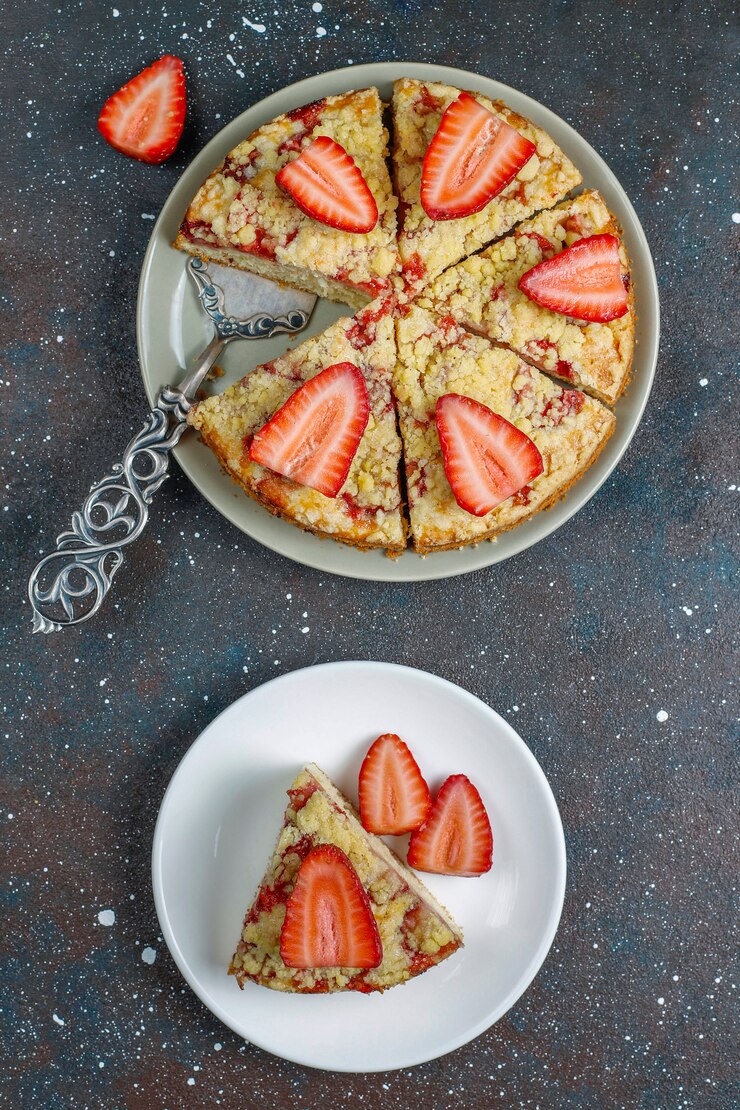 Foto grátis delicioso bolo caseiro de crumble de morango com fatias de morango frescas