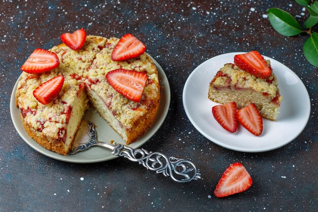 Delicioso bolo caseiro de crumble de morango com fatias de morango frescas