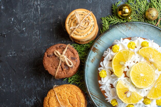 Delicioso bolo cremoso com biscoitos de cima