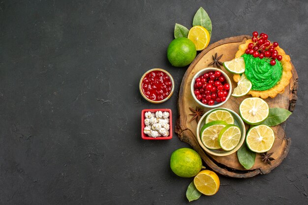 Delicioso bolo cremoso com frutas vista de cima