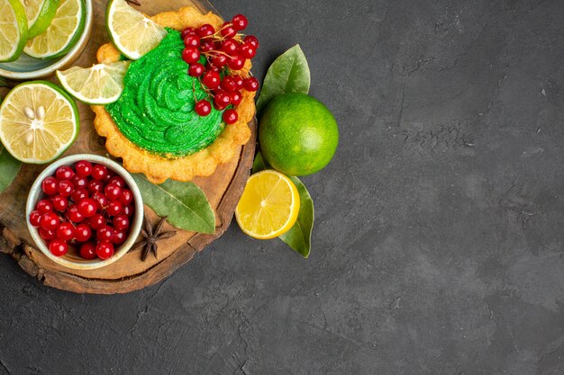 Delicioso bolo cremoso com frutas vista de cima