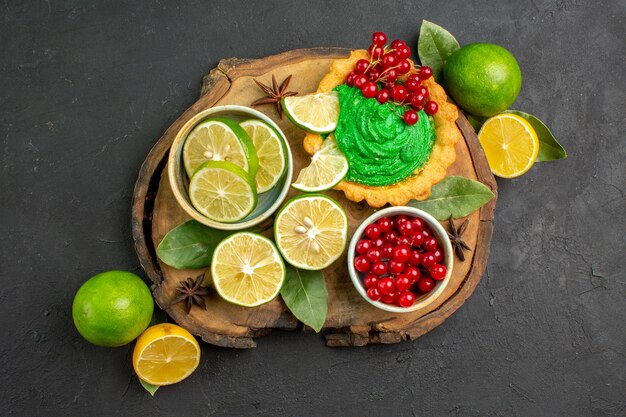 Delicioso bolo cremoso com frutas vista de cima