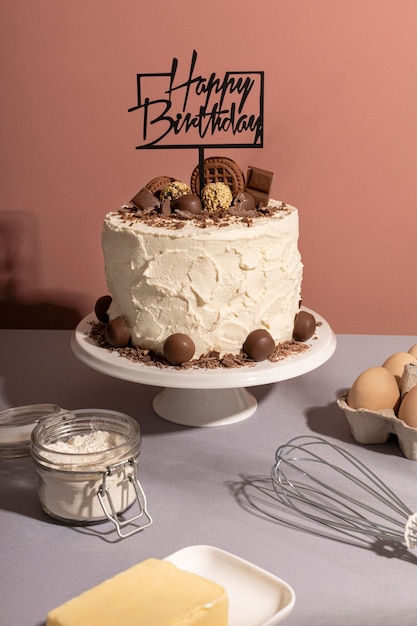 Delicioso bolo de aniversário com bolinhas de chocolate