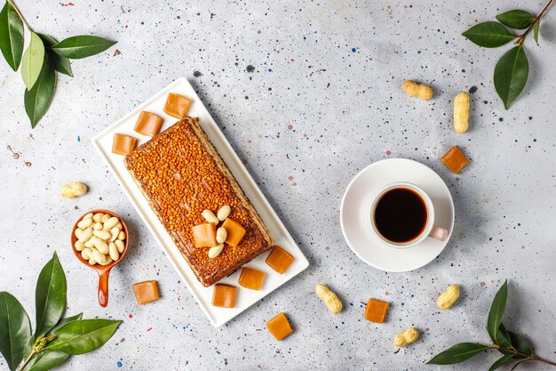 Delicioso bolo de caramelo e amendoim com amendoins e balas de caramelo, vista superior