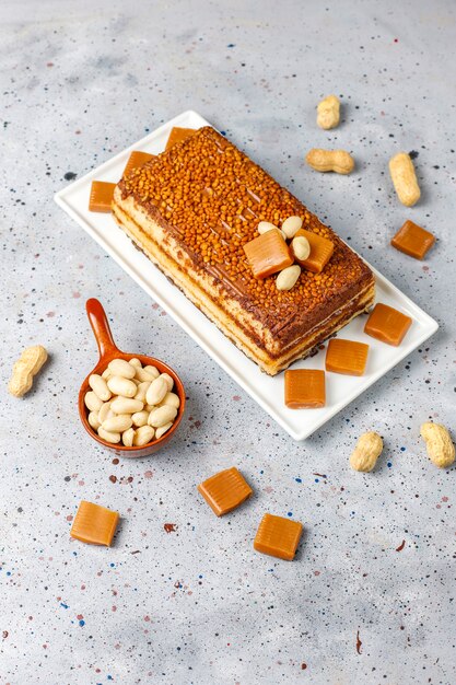 Delicioso bolo de caramelo e amendoim com amendoins e balas de caramelo, vista superior