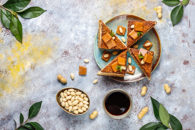 Foto grátis delicioso bolo de caramelo e amendoim com amendoins e balas de caramelo, vista superior