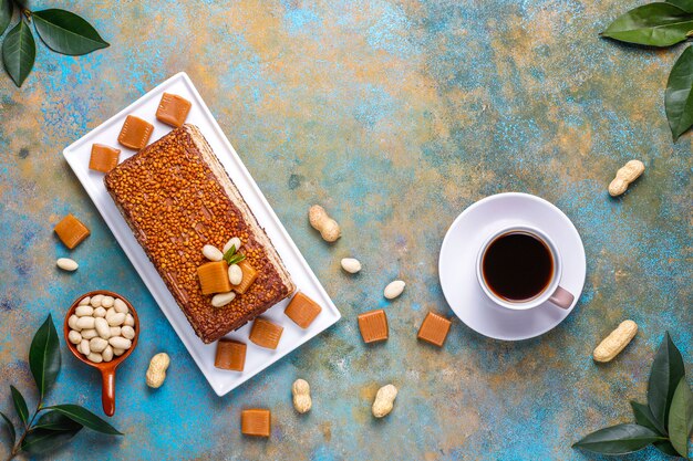 Delicioso bolo de caramelo e amendoim com amendoins e balas de caramelo, vista superior