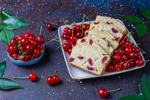 Delicioso bolo de cereja com cerejas frescas, vista superior