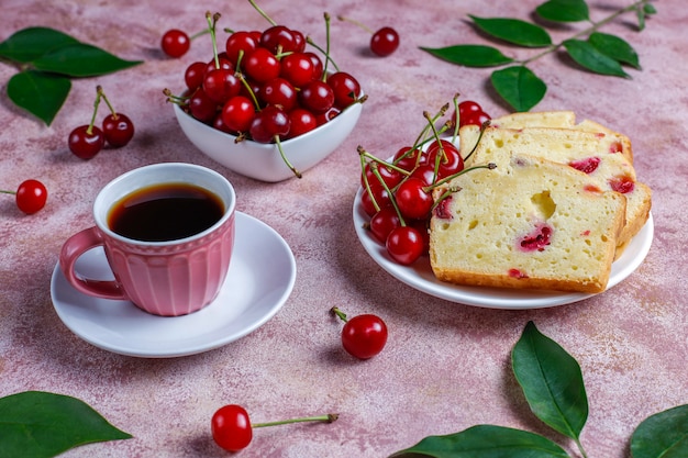 Delicioso bolo de cereja com cerejas frescas, vista superior