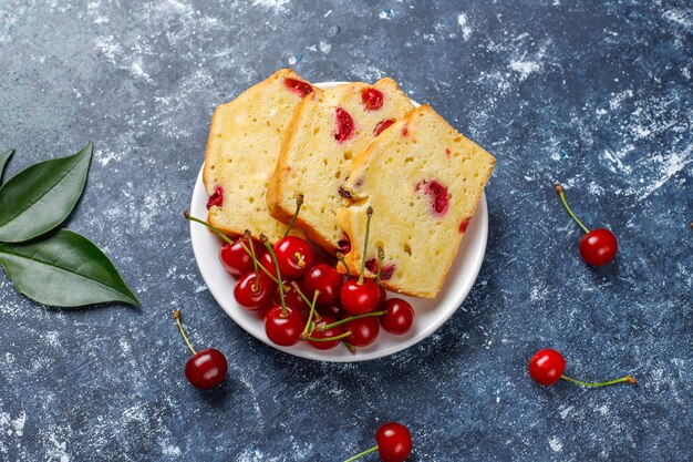 Delicioso bolo de cereja com cerejas frescas, vista superior