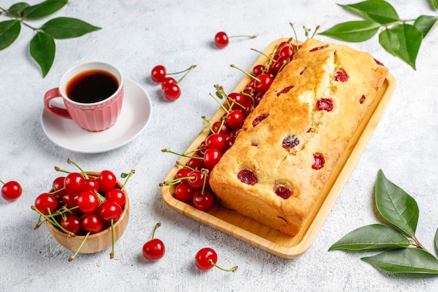 Delicioso bolo de cereja com cerejas frescas, vista superior