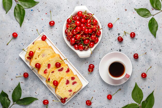 Delicioso bolo de cereja com cerejas frescas, vista superior