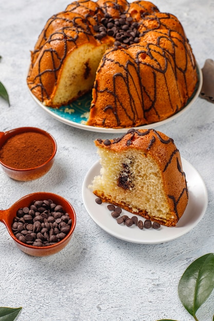 Foto grátis delicioso bolo de chocolate com gotas de chocolate, vista superior