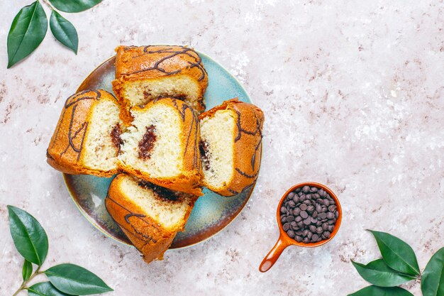 Delicioso bolo de chocolate com gotas de chocolate