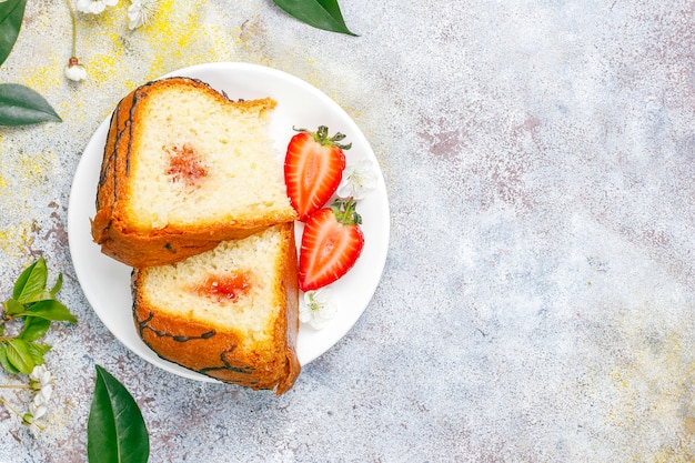 Foto grátis delicioso bolo de chocolate com morangos frescos