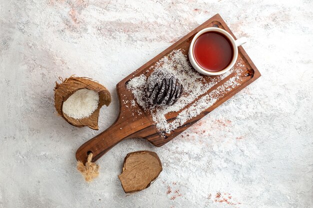 Delicioso bolo de chocolate com uma xícara de chá no fundo branco claro Bolo de chocolate biscoito açúcar doce biscoitos chá