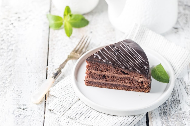 Delicioso bolo de chocolate de praga no prato sobre fundo branco