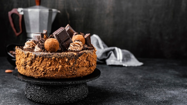 Delicioso bolo de chocolate em estande com espaço de cópia