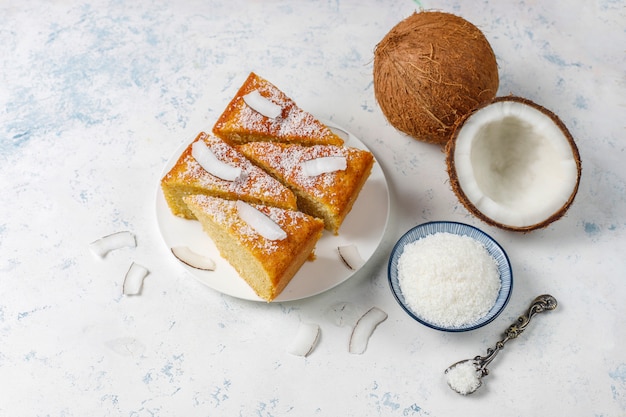 Delicioso bolo de coco caseiro com meio coco