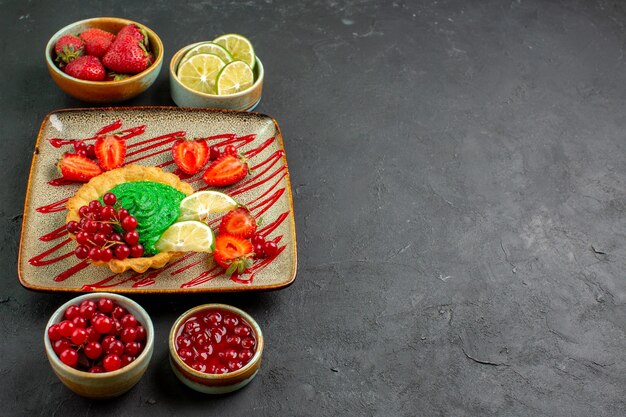 Delicioso bolo de frente com doces e frutas