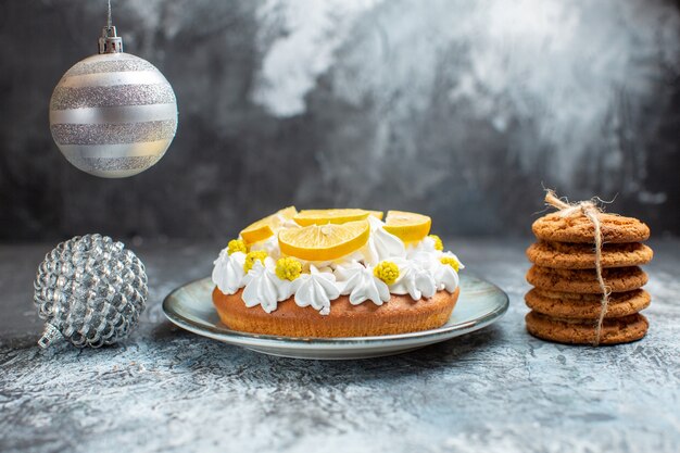 Delicioso bolo de frutas com vista frontal na superfície clara