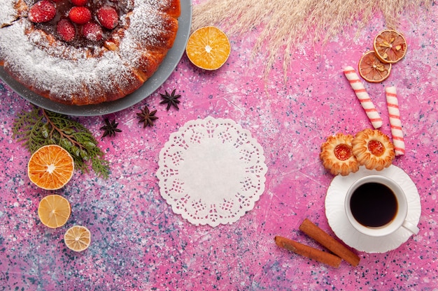 Delicioso bolo de morango com biscoitos e chá no topo do bolo de mesa rosa claro asse torta de biscoito doce de açúcar