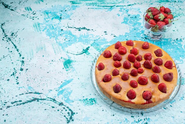 Foto grátis delicioso bolo de morango com frutas e junto com morangos vermelhos frescos em uma mesa azul brilhante, massa de bolo, biscoito, frutas, bagas