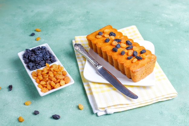 Delicioso bolo de passas com passas.