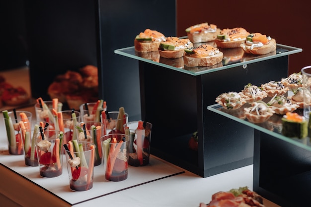 Delicioso buffet festivo com canapés e diferentes deliciosas refeições